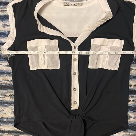 Chloe K cute, black & white crop top with front tie size M - Picture 5 of 7